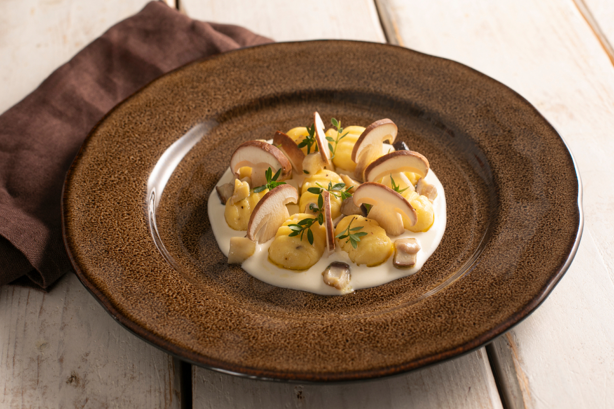 Nhoque com cogumelos e provola