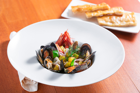 Bouillabaisse com focaccia genovese