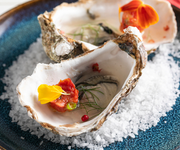 Tartare de tomate em duas consistências com ostras gelée