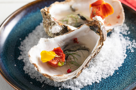 Tartare de tomate em duas consistências com ostras gelée