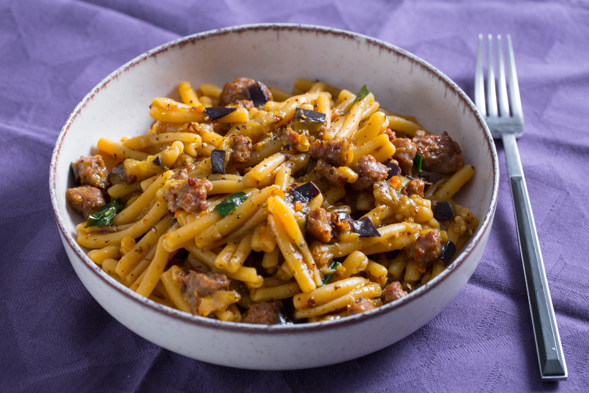 Pasta berinjela e linguiça