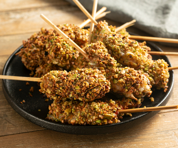 Espetinhos de camarão com pistache