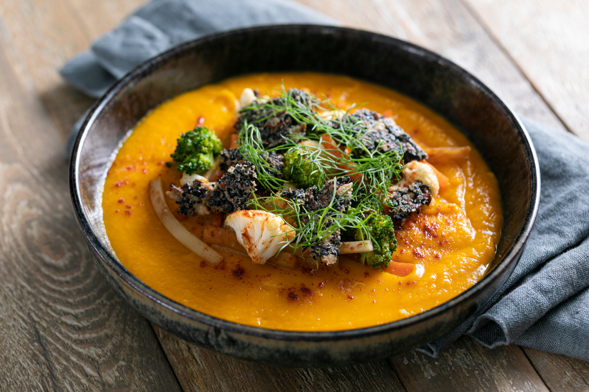 Creme de abóbora assada com legumes crocantes