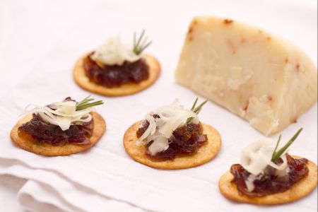 Pão achatado com cebolas e queijo