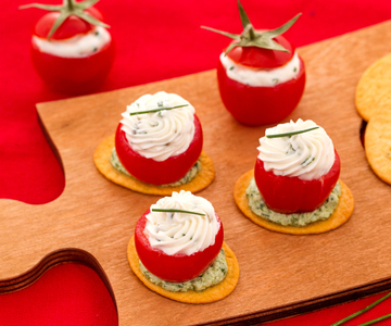 Pão achatado com tomate cereja recheado com queijo e rúcula