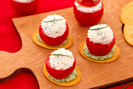 Pão achatado com tomate cereja recheado com queijo e rúcula