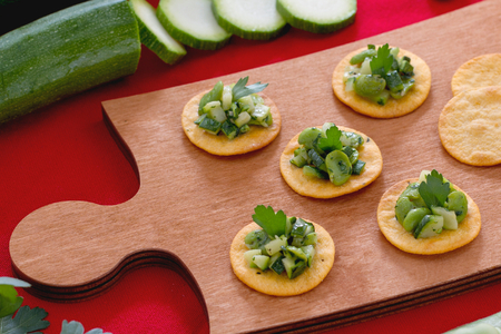 Pãezinhos com favas e abobrinhas salteadas