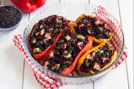 Pimentões recheados com arroz negro, salmão e abobrinha