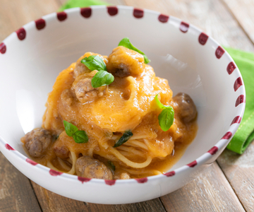 Espaguete com almôndegas de linguiça e molho de tomates amarelos