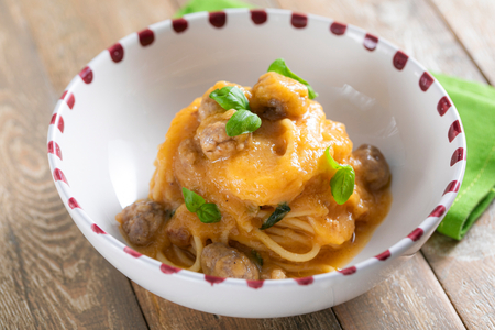 Espaguete com almôndegas de linguiça e molho de tomates amarelos