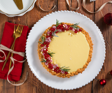 Torta com ganache de chocolate branco e groselha