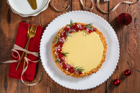 Torta com ganache de chocolate branco e groselha