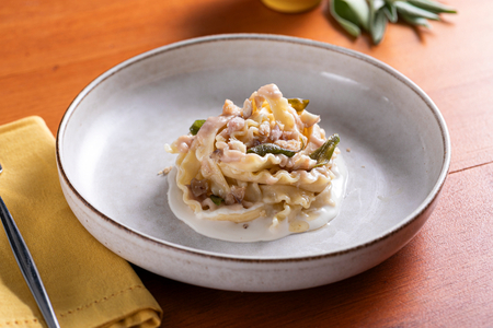 Massa com castanhas e fonduta de Parmesão