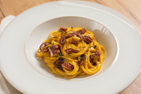 Massa com creme de abóbora e polvo