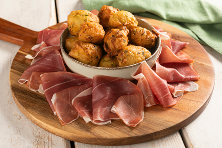 Bolinhos de ricota e abobrinha com presunto cru