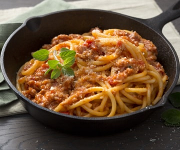 Bucatini com molho de linguiça