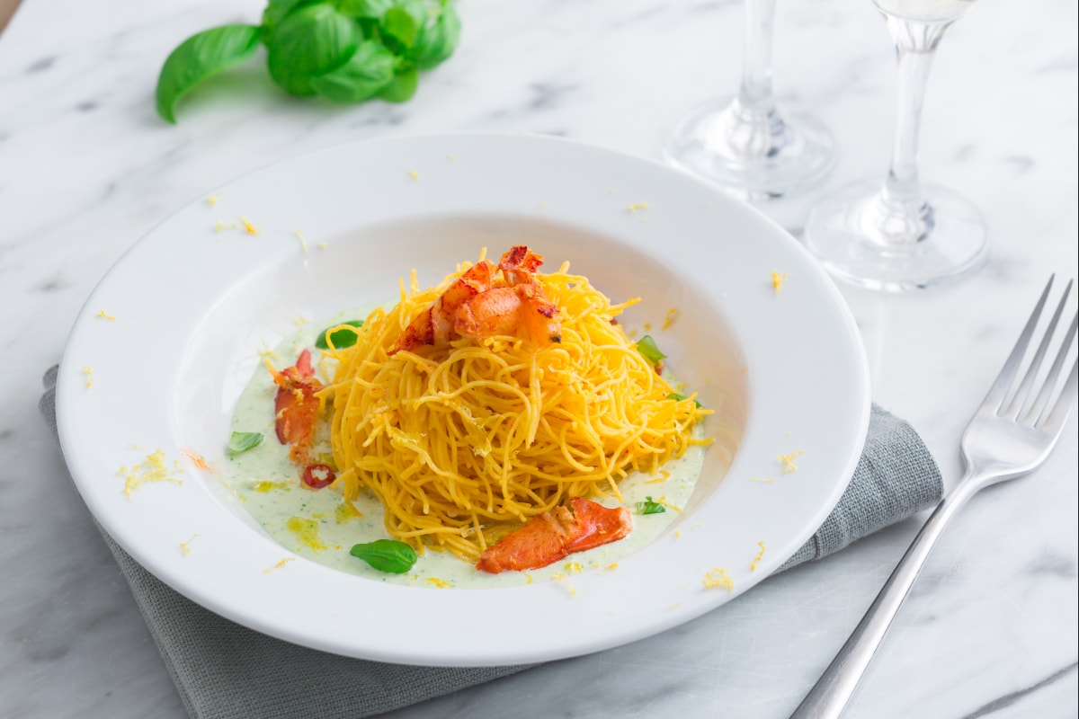 Tagliolini com lagosta sobre creme de burrata