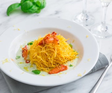 Tagliolini com lagosta sobre creme de burrata