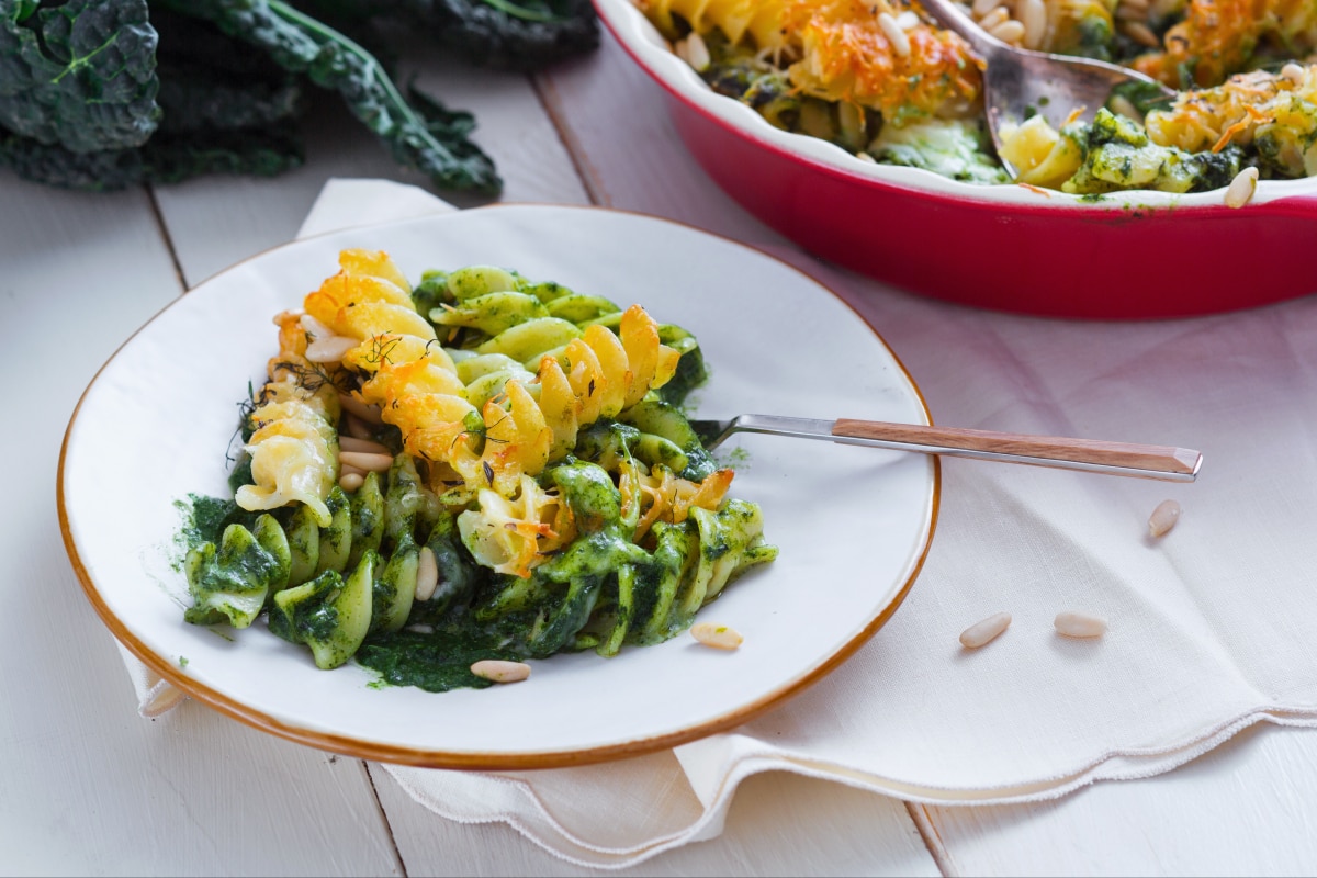 Fusilloni gratinados com couve e pecorino