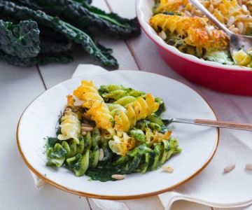 Fusilloni gratinados com couve e pecorino