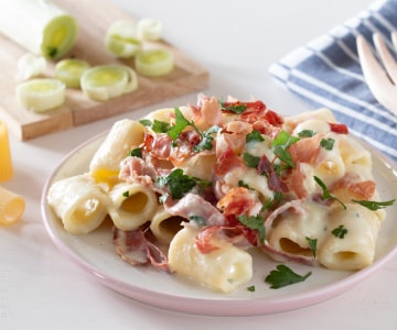 Massa com creme de alho-poró e batatas com speck crocante