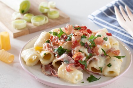 Massa com creme de alho-poró e batatas com speck crocante