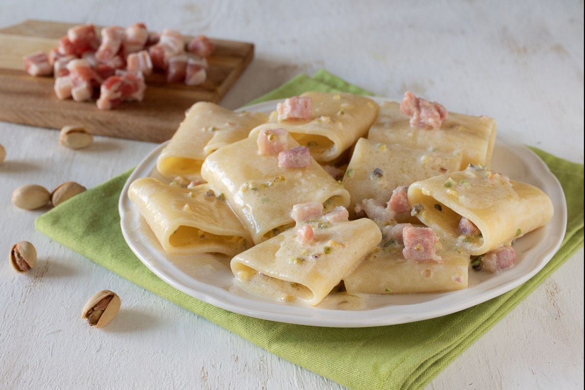 Paccheri com creme de burrata e bacon
