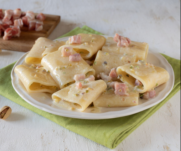 Paccheri com creme de burrata e bacon