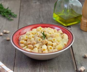 Pasta com grão-de-bico e batatas