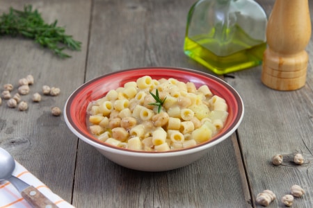 Pasta com grão-de-bico e batatas