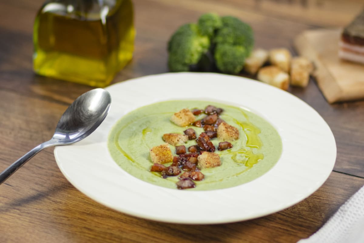 Creme de brócolis com croutons crocantes