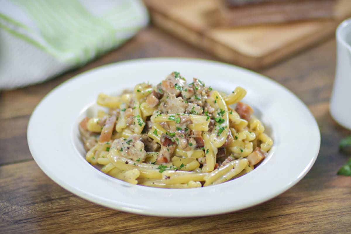 Pasta com linguiça e cerveja