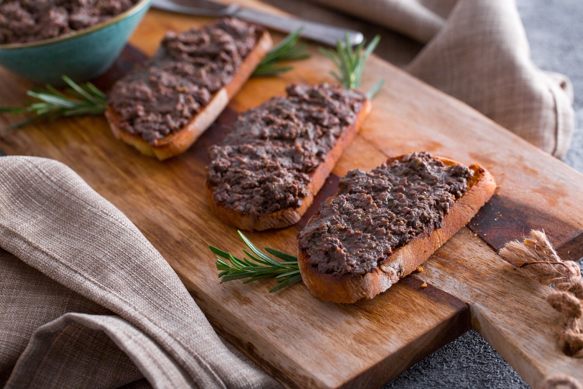 Crostini toscani com patê de fígado