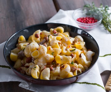 Massa com creme de parmesão e linguiça