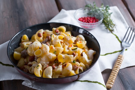 Massa com creme de parmesão e linguiça