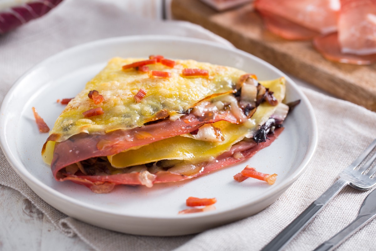 Crepes com speck, radicchio e fontina
