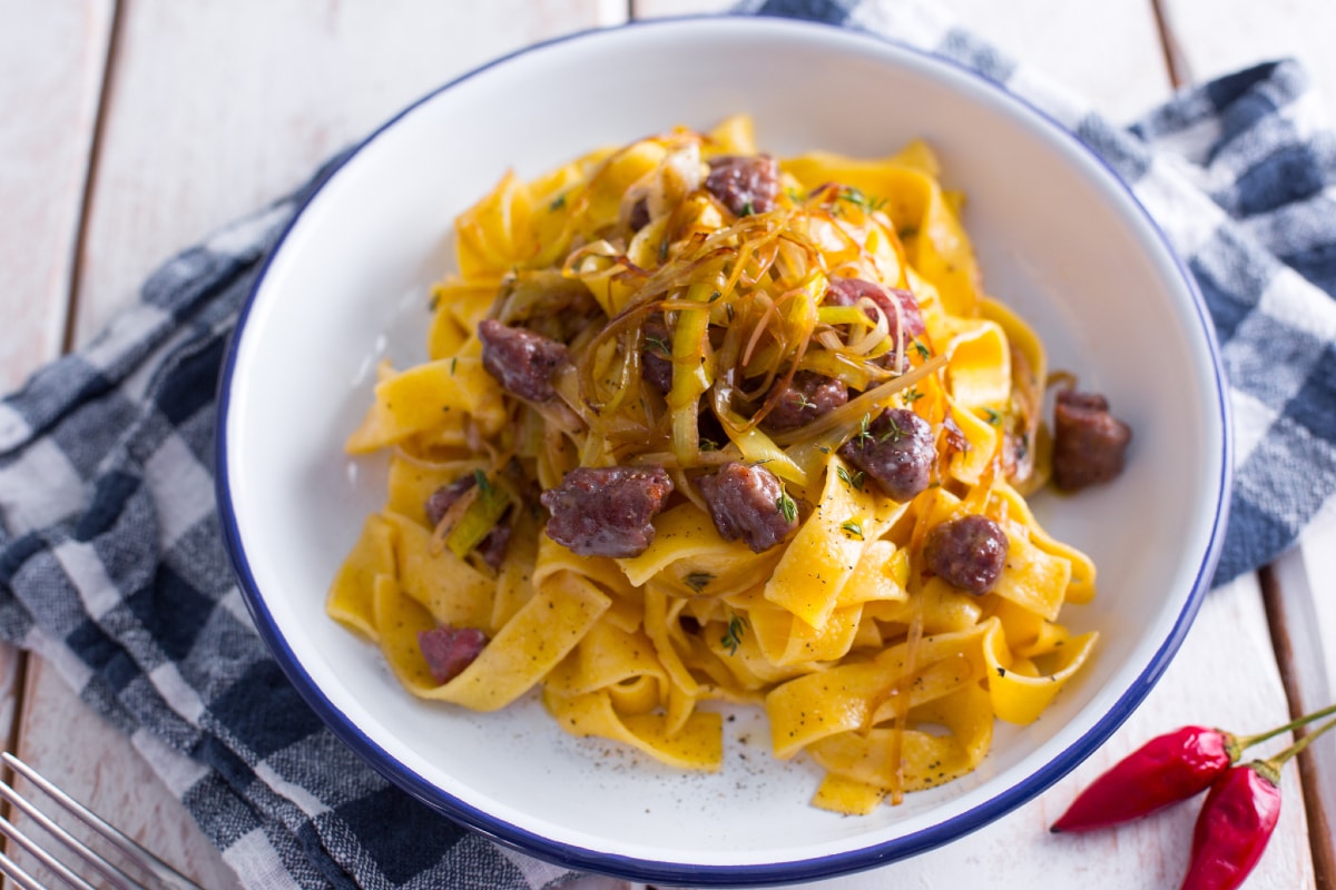 Pappardelle rústicas com linguiça e alho-poró