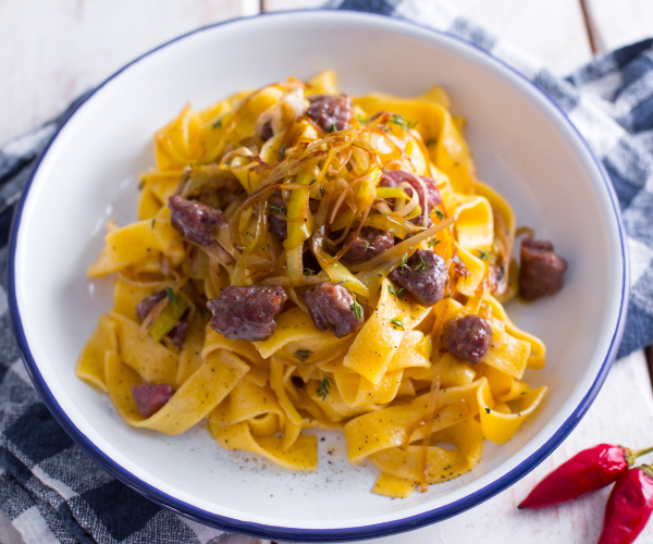 Pappardelle rústicas com linguiça e alho-poró