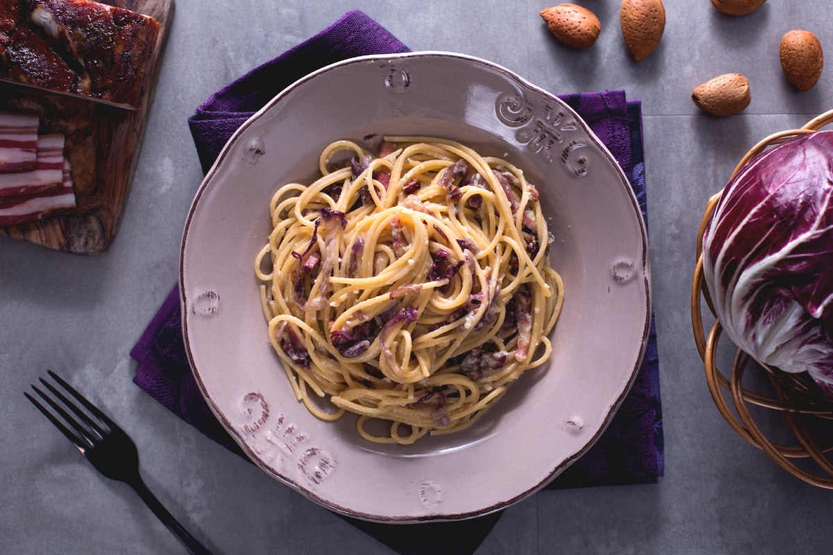 Massa com radicchio, alho-poró e bacon