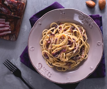 Massa com radicchio, alho-poró e bacon