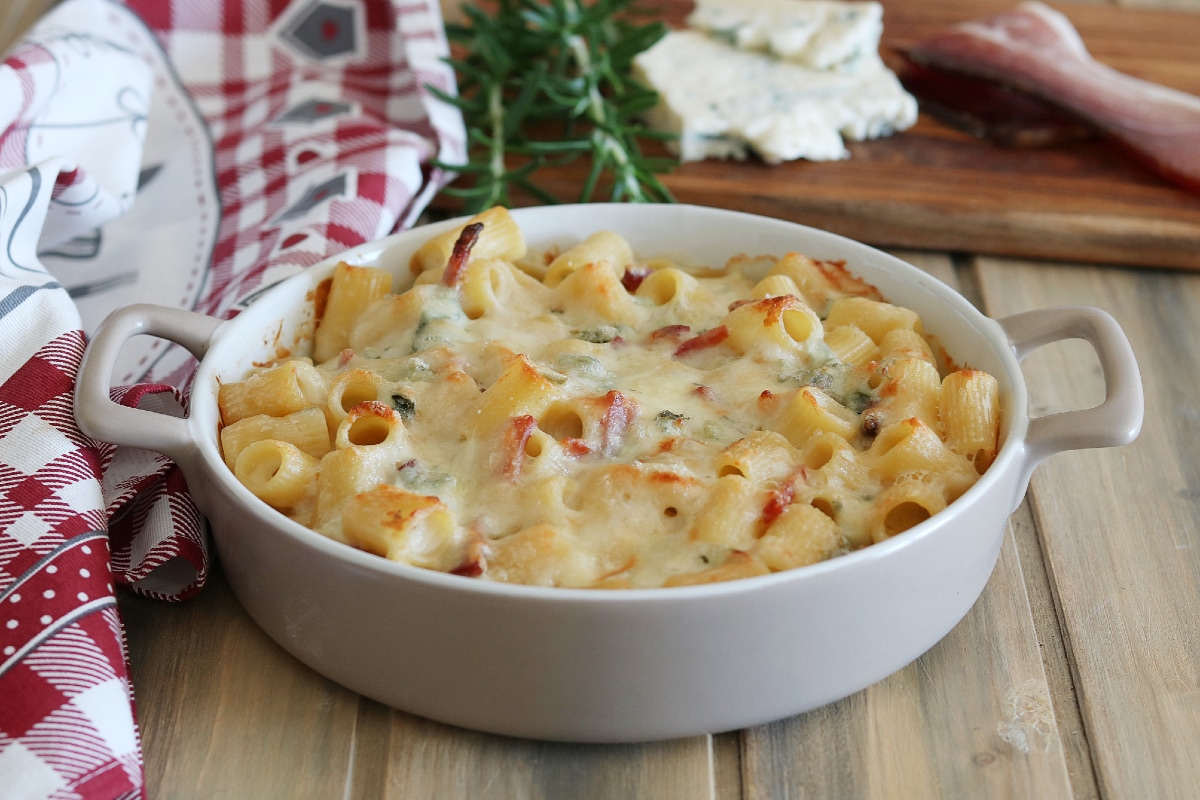 Massa de forno com speck e gorgonzola