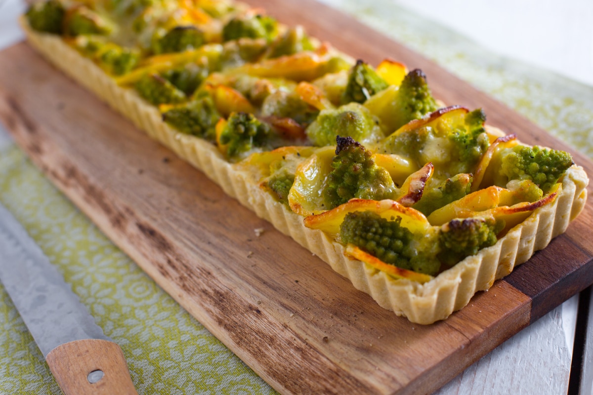 Torta salgada com couve-flor romanesca e batatas