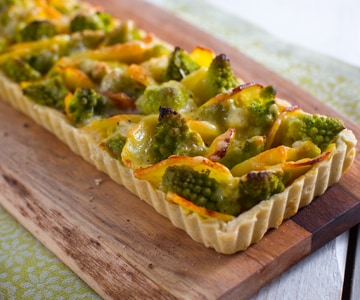Torta salgada com couve-flor romanesca e batatas