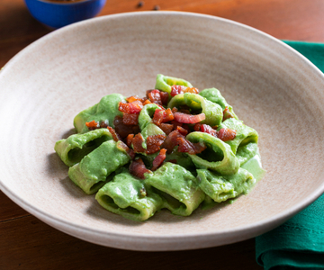 Massa com creme de brócolis, espinafre e pancetta crocante