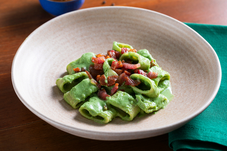 Massa com creme de brócolis, espinafre e pancetta crocante