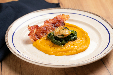 Vieiras com creme de abóbora, ervas e speck