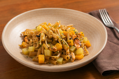 Macarrão com abóbora, batatas e mexilhões