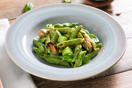 Massa ao pesto com mexilhões e batatas