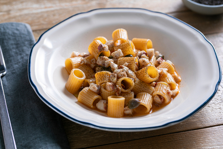 Massa com tainhas, alcaparras e alho negro