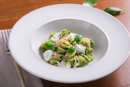 Massa com pesto de vagem, stracciatella e tartare de camarão